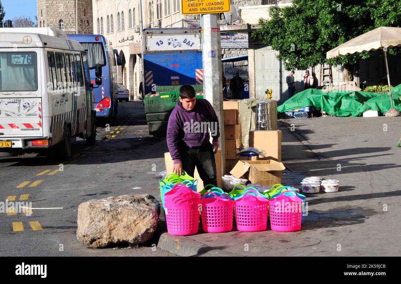 Ein palästinensischer Teenager, der Plastiktüten in Ost-Jerusalem verkauft. Stockfoto