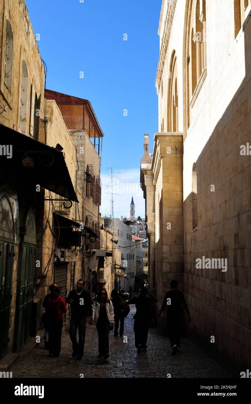 Spaziergang entlang der Via Dolorosa im muslimischen Viertel in der Altstadt von Jerusalem. Stockfoto