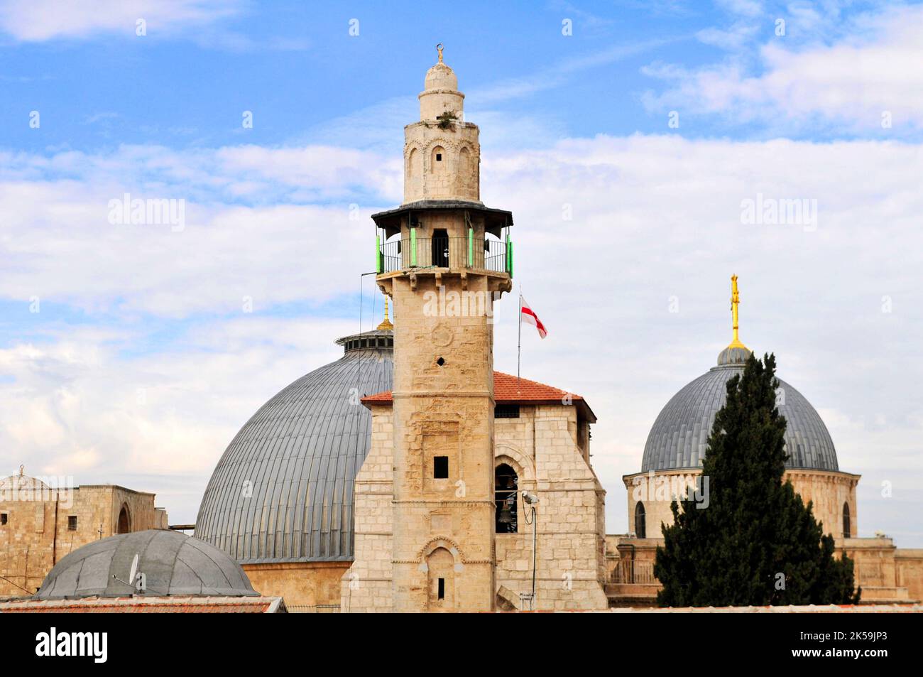 Ein Blick auf die Omar Moschee und die Kirche des heiligen Grabes dahinter in der Altstadt von Jerusalem. Stockfoto