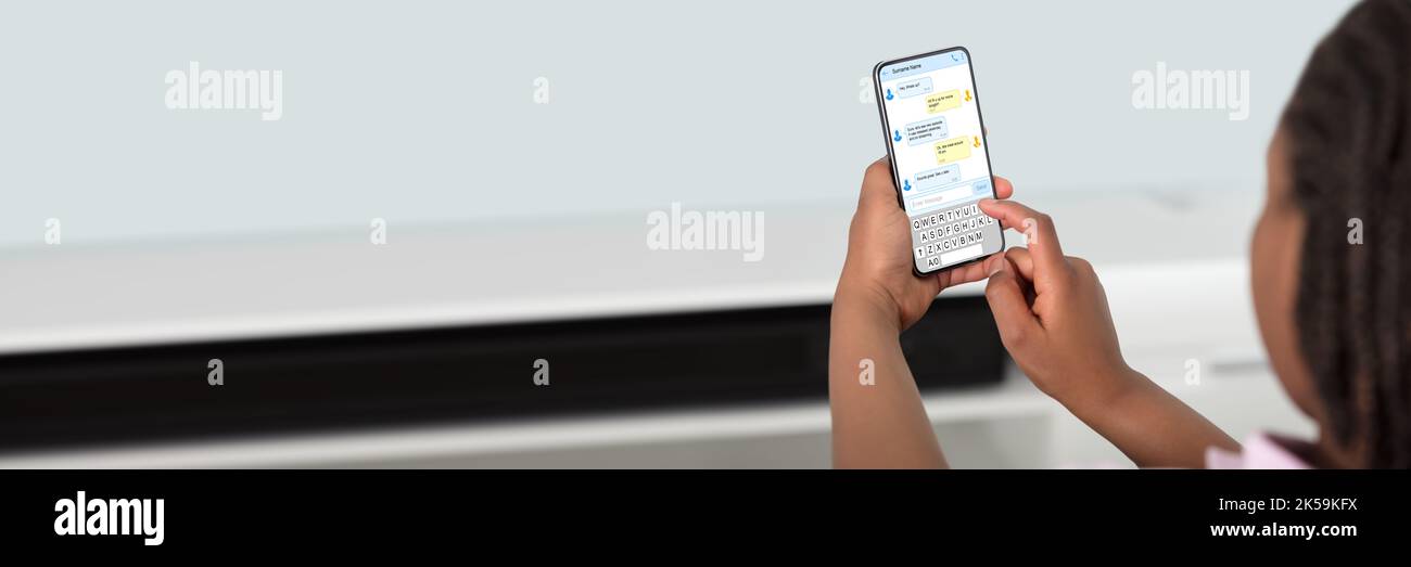 Afrikanisches Smartphone Mit Sms-Funktion Stockfoto