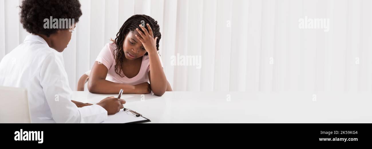 Therapeut Berädt Kind. Frau Im Gespräch Mit Deprimiertem Kind Stockfoto