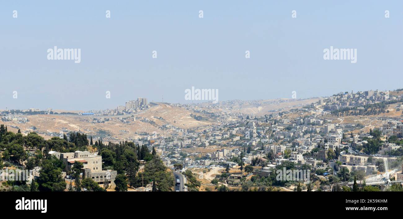 Ein Blick auf die südostarabischen Viertel entlang der Sicherheitsbarriere in Jerusalem. Stockfoto