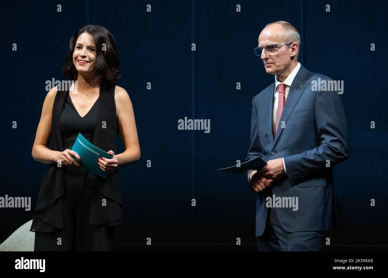 München, Deutschland. 06. Oktober 2022. Judith Wittwer, Chefredakteurin der Süddeutschen Zeitung, und Wolfgang Krach, Chefredakteur der Süddeutschen Zeitung, nehmen am Festakt zum 77.-jährigen Bestehen der Süddeutschen Zeitung im Gärtnerplatztheater Teil. Quelle: Sven Hoppe/dpa/Alamy Live News Stockfoto