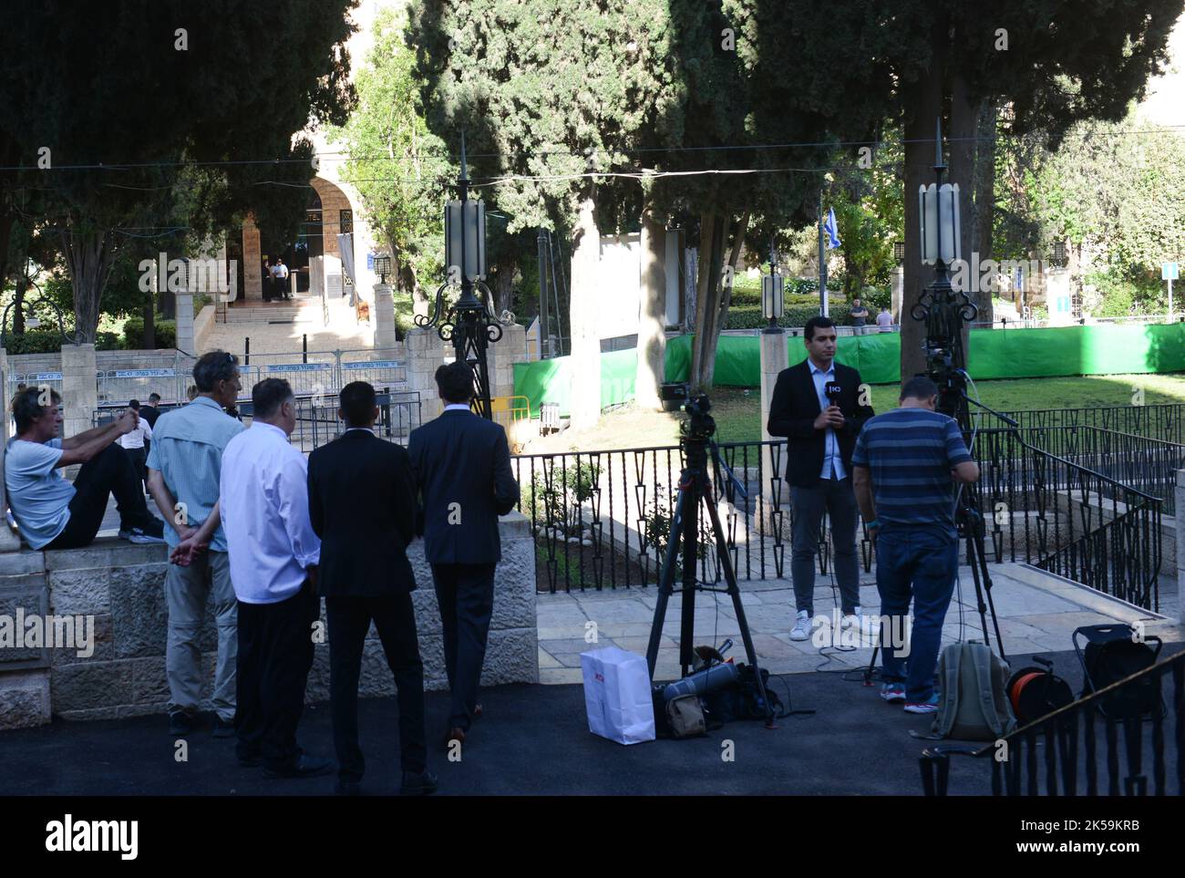 Juli 13,2022. YMCA-Gebäude, Jerusalem. Journalist, der über den Besuch von Präsident Biden in Jerusalem berichtet. Stockfoto