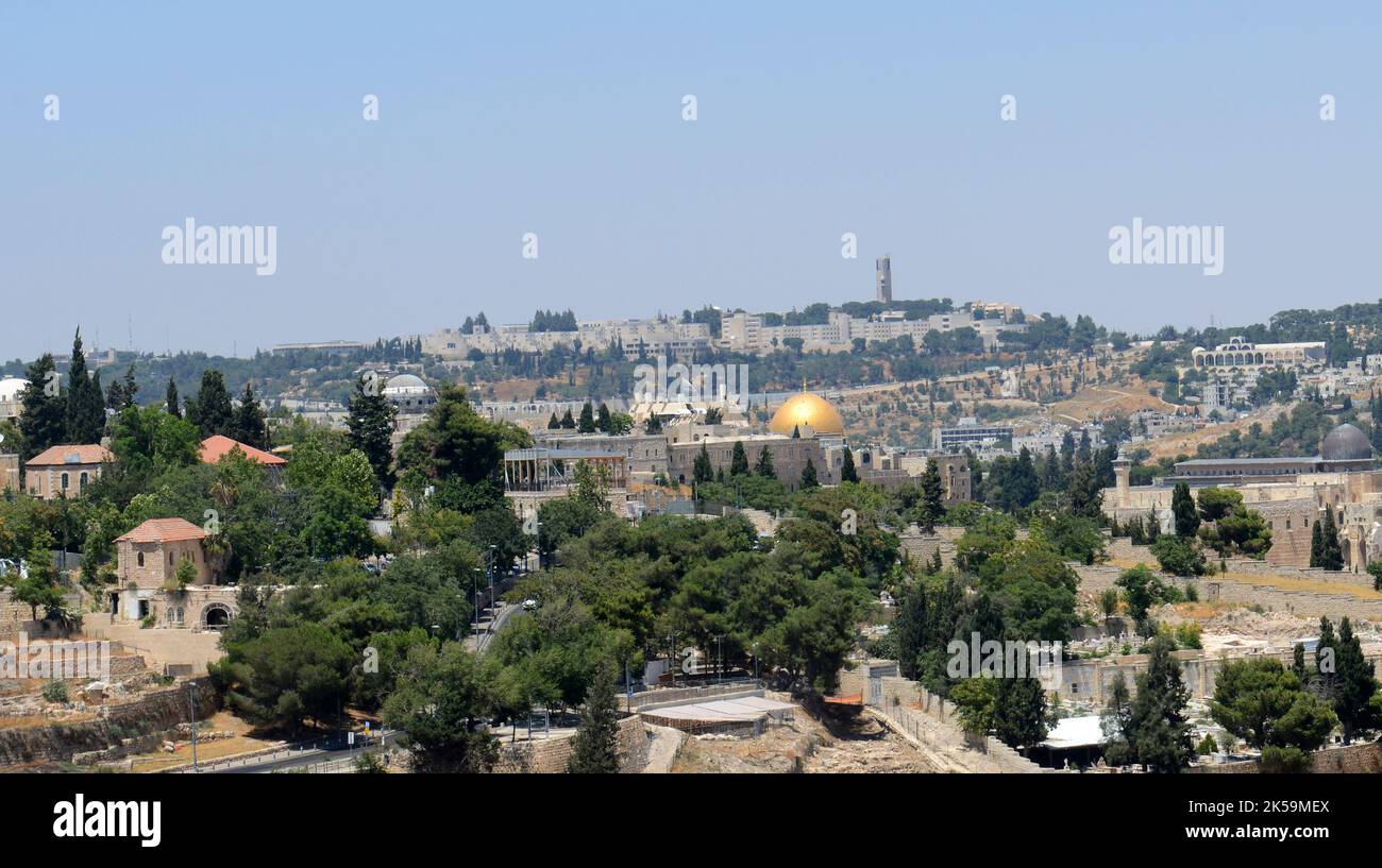 Ein Blick auf die Altstadt von Jerusalem und den Berg Scopus im Hintergrund. Jerusalem, Israel. Stockfoto