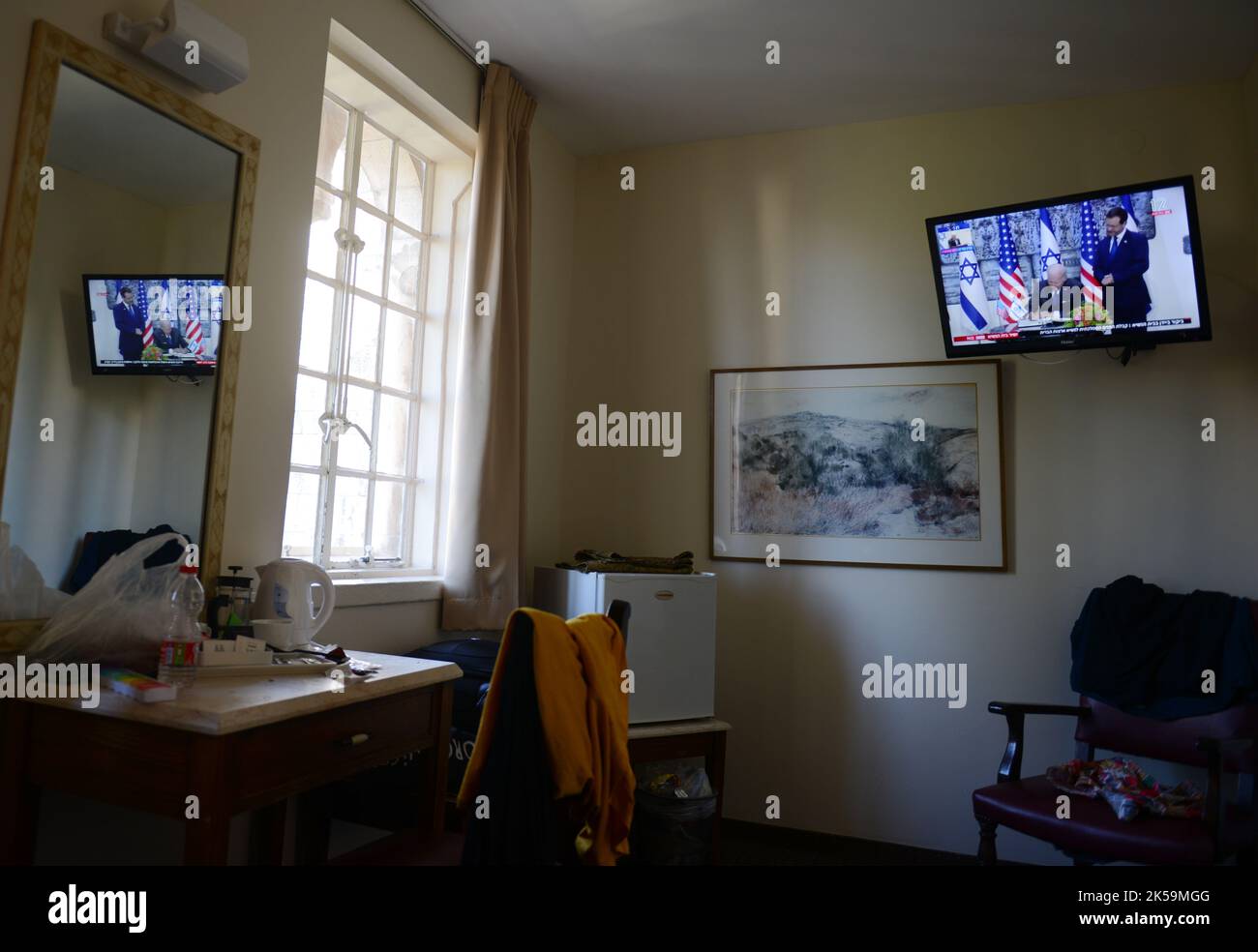 Im YMCA-Hotel den Besuch von Präsident Biden in Jerusalem im Fernsehen verfolgen. Stockfoto