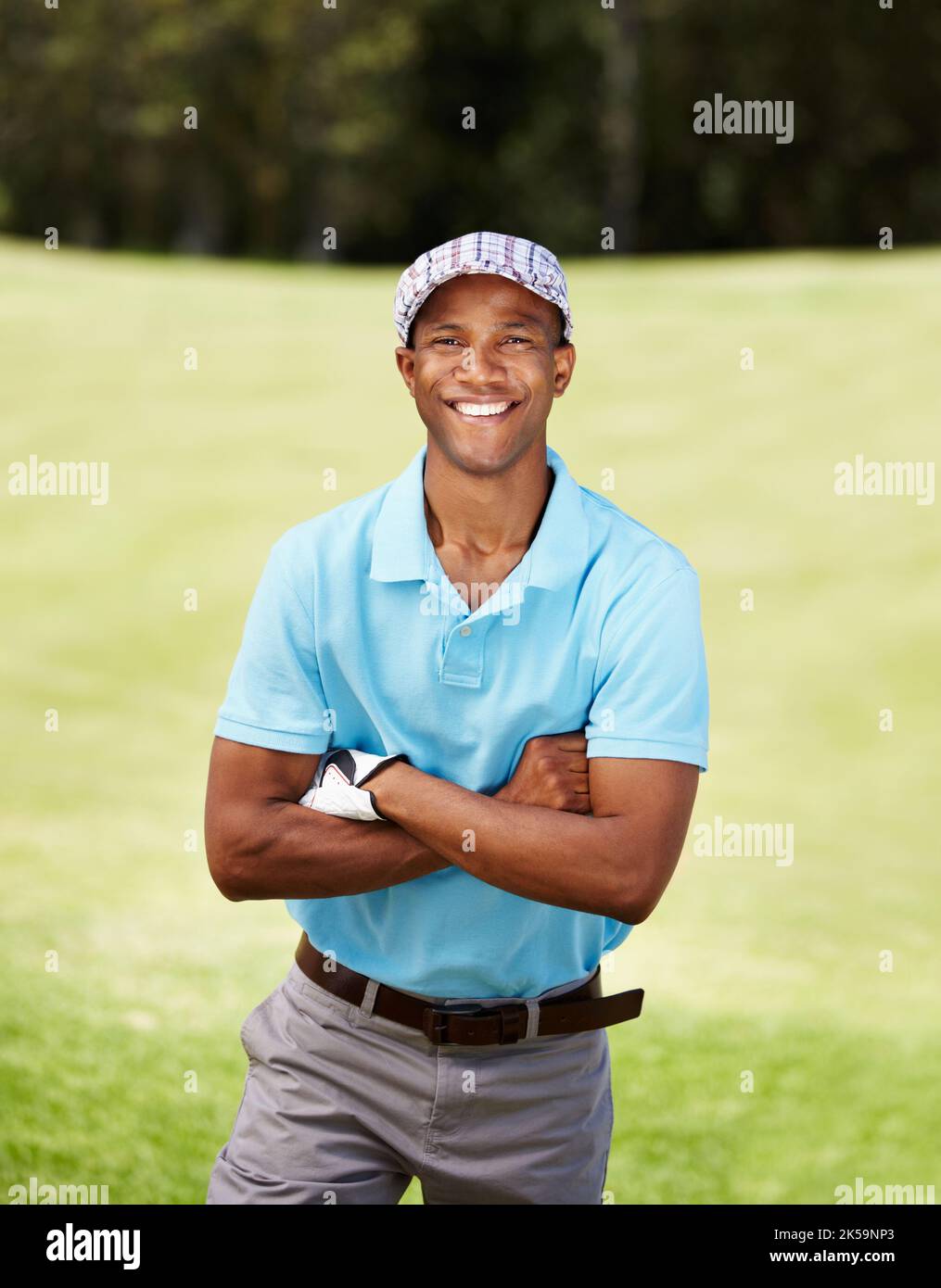 Zu Hause auf dem Platz. Porträt eines jungen afroamerikanischen Golfprofis. Stockfoto