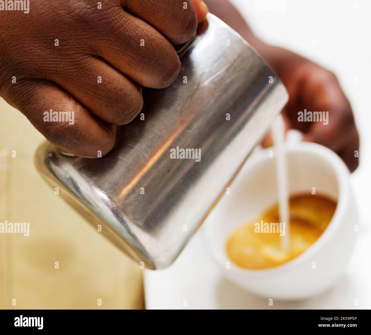 Kaffeekultur. Kaffee wird von einem Barista zubereitet. Stockfoto