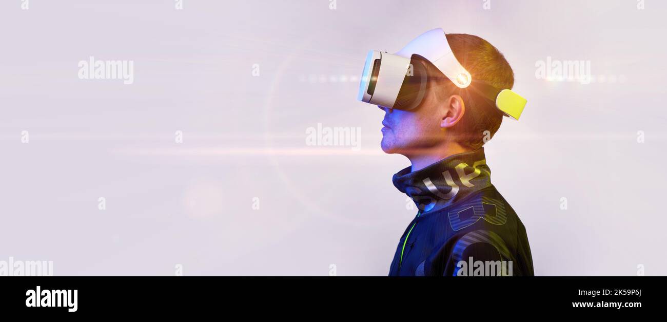 Der Mensch verwendet ein Virtual-Reality-Headset. Konzept der virtuellen, erweiterten und erweiterten Realität, Metaverse, Unterhaltung und Kommunikation. Stockfoto