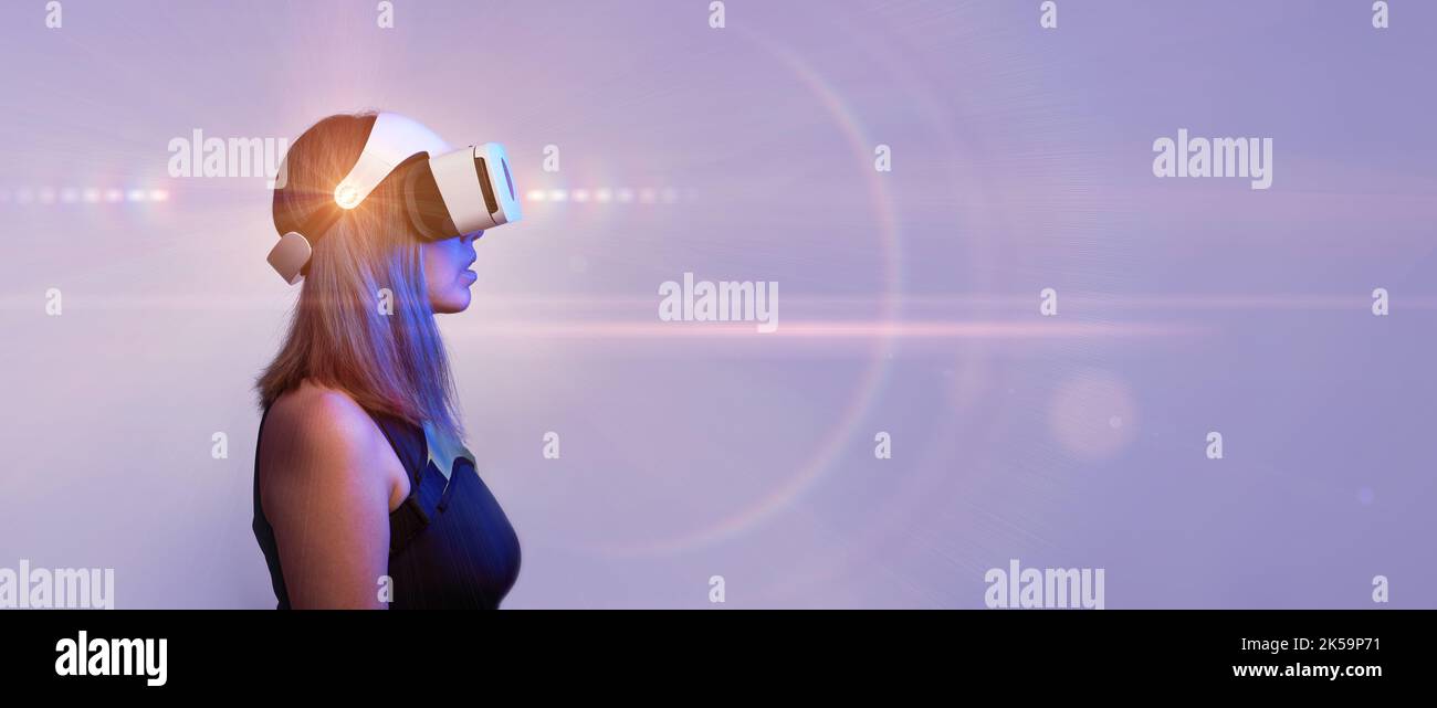 Frau verwendet ein Virtual-Reality-Headset. Konzept der virtuellen, erweiterten und erweiterten Realität, Metaverse, Unterhaltung und Kommunikation. Stockfoto