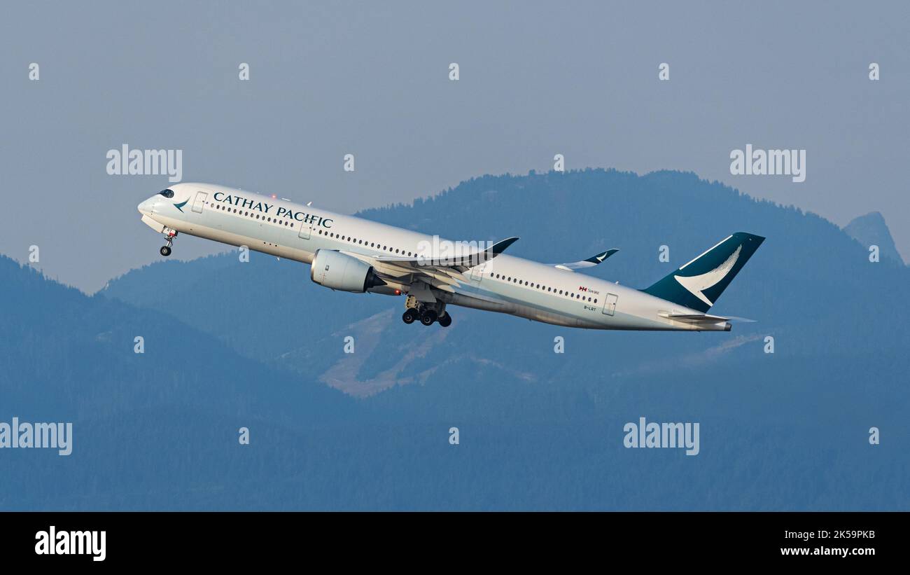Richmond, British Columbia, Kanada. 6. Oktober 2022. Ein Cathay Pacific Airways Airbus A350-900 Jetliner (B-LRT), der nach dem Start vom internationalen Flughafen Vancouver in die Luft fliegt. (Bild: © Bayne Stanley/ZUMA Press Wire) Stockfoto