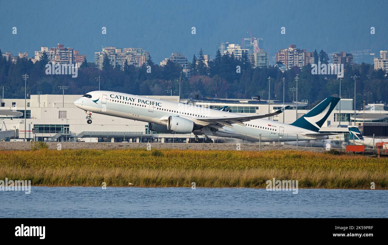 Richmond, British Columbia, Kanada. 6. Oktober 2022. Ein Cathay Pacific Airways Airbus A350-900 Jetliner (B-LRT) hebt vom internationalen Flughafen Vancouver ab. (Bild: © Bayne Stanley/ZUMA Press Wire) Stockfoto