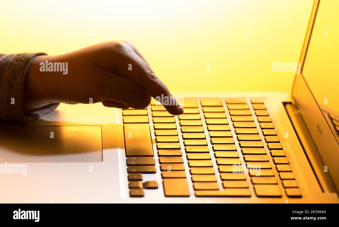 Aktenfoto vom 04/03/17 die Hände eines Kindes auf den Tasten einer Laptop-Tastatur. Das Online-Sicherheitsgesetz in seiner derzeitigen Form ist ein „Meß“ und braucht eine „totale Neufassung“, sagte ein führender digitaler Menschenrechtsanwalt. Ausgabedatum: Freitag, 7. Oktober 2022. Stockfoto