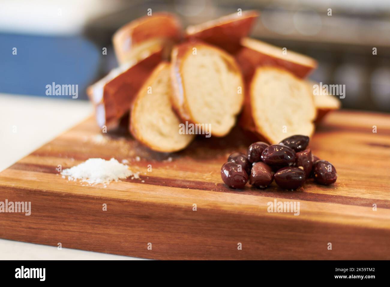 Frisch zubereitetes Brot. Frisch gebackenes französisches Brot geschnitten und fertig zum Essen. Stockfoto