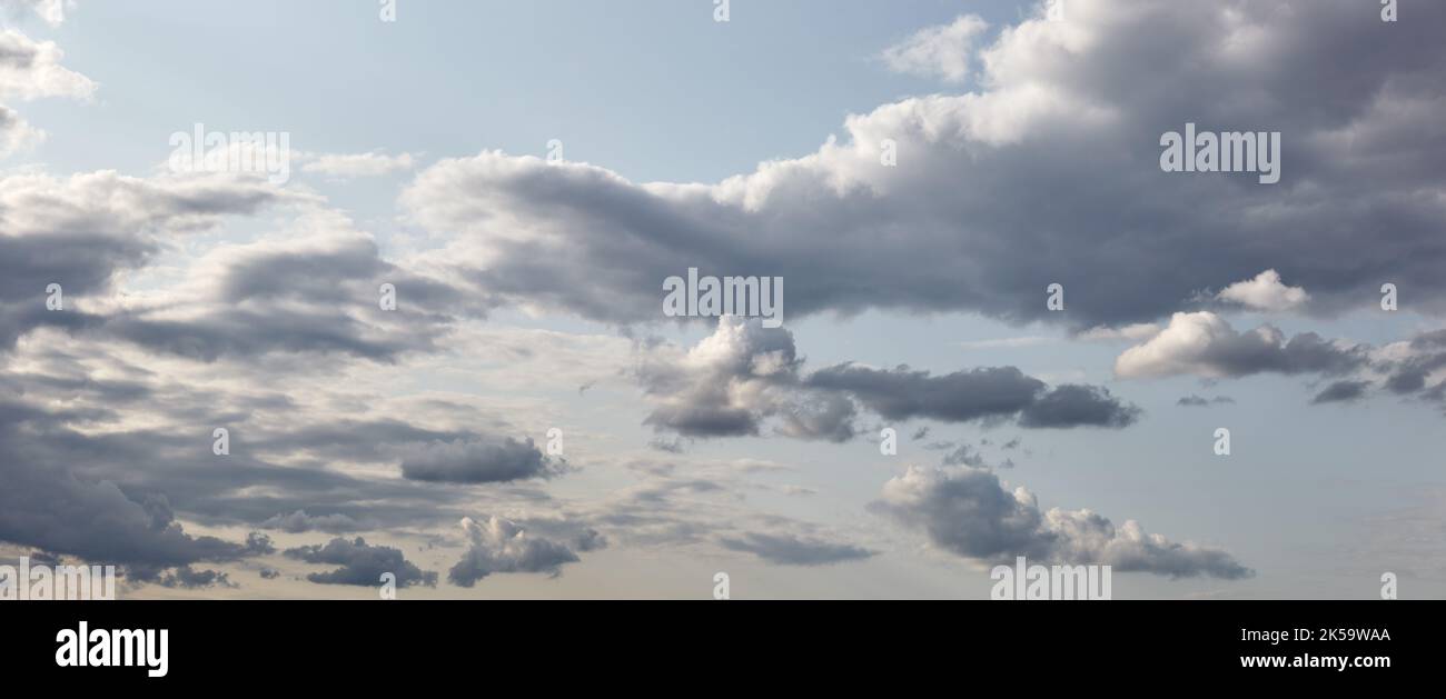 Dramatische schwarze Wolke vor Regen. Wunderschöne Wolkenlandschaft über Horizont, Himmel Stockfoto