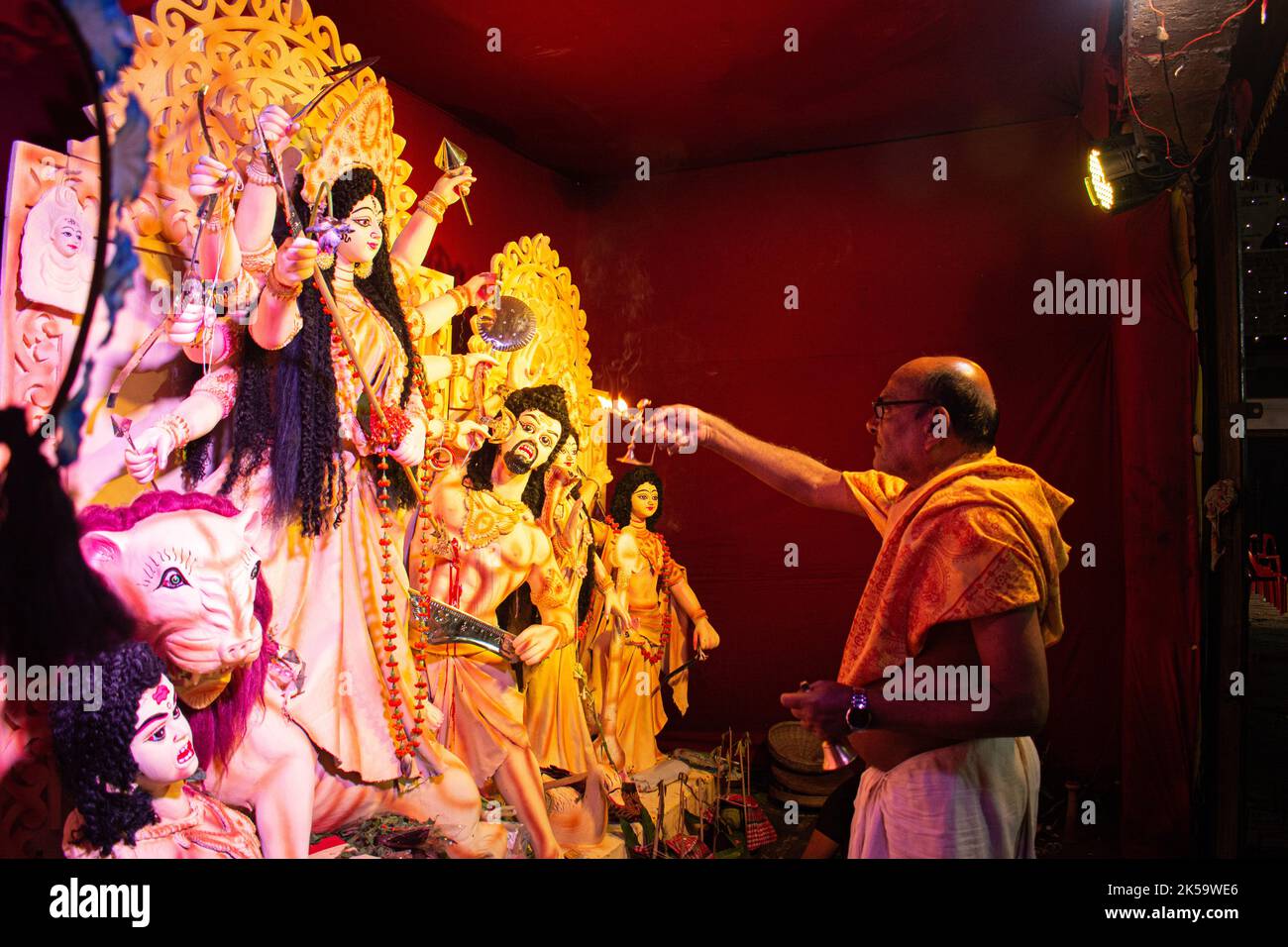 Ein Hindu-Mönch führt während Durga Puja ein Puja-Ritual durch Stockfoto
