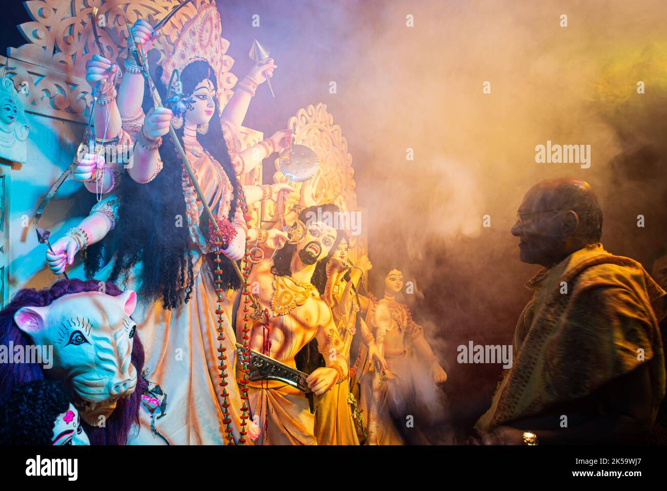 Ein Hindu-Mönch führt während Durga Puja ein Puja-Ritual durch Stockfoto