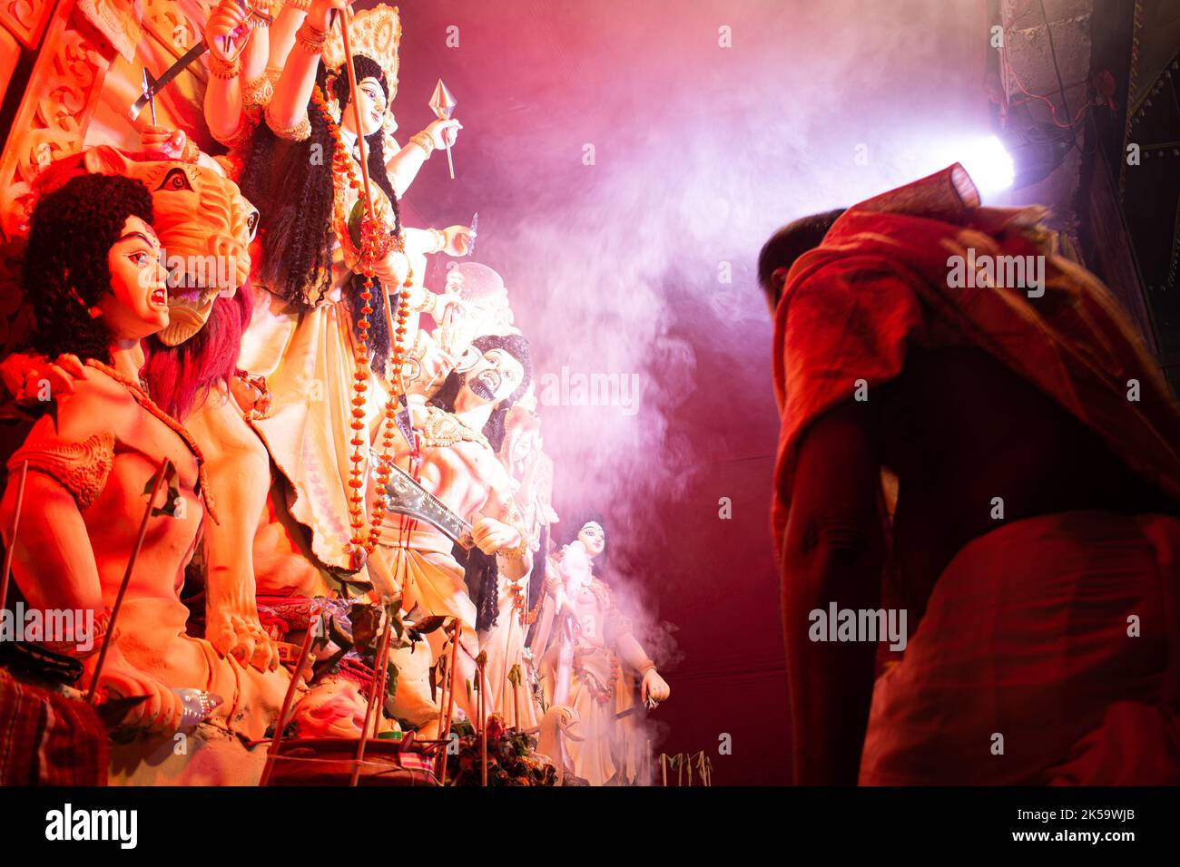 Ein Hindu-Mönch führt während Durga Puja ein Puja-Ritual durch Stockfoto