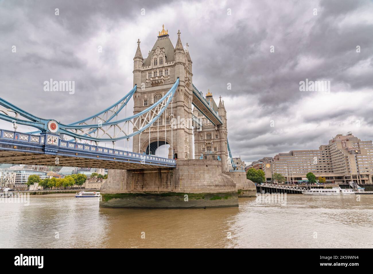 Tower Bridge und ein grauer Himmel Stockfoto