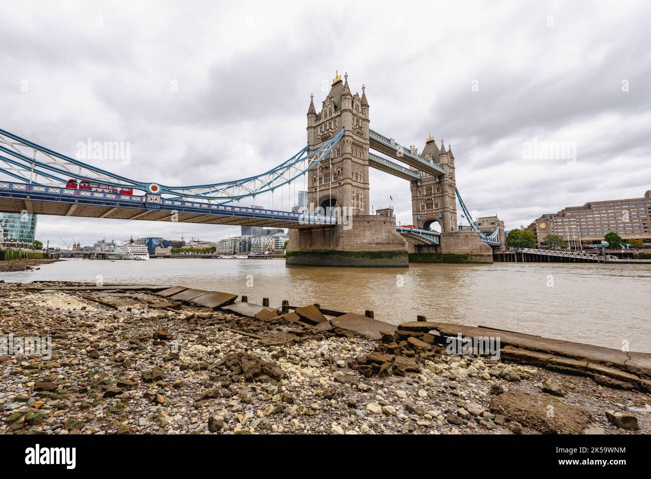 Tower Bridge bei Ebbe Stockfoto