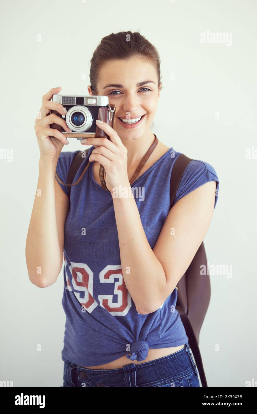 Snapshot wird erstellt. Porträt einer attraktiven jungen Frau, die mit ihrer Kamera fotografiert. Stockfoto