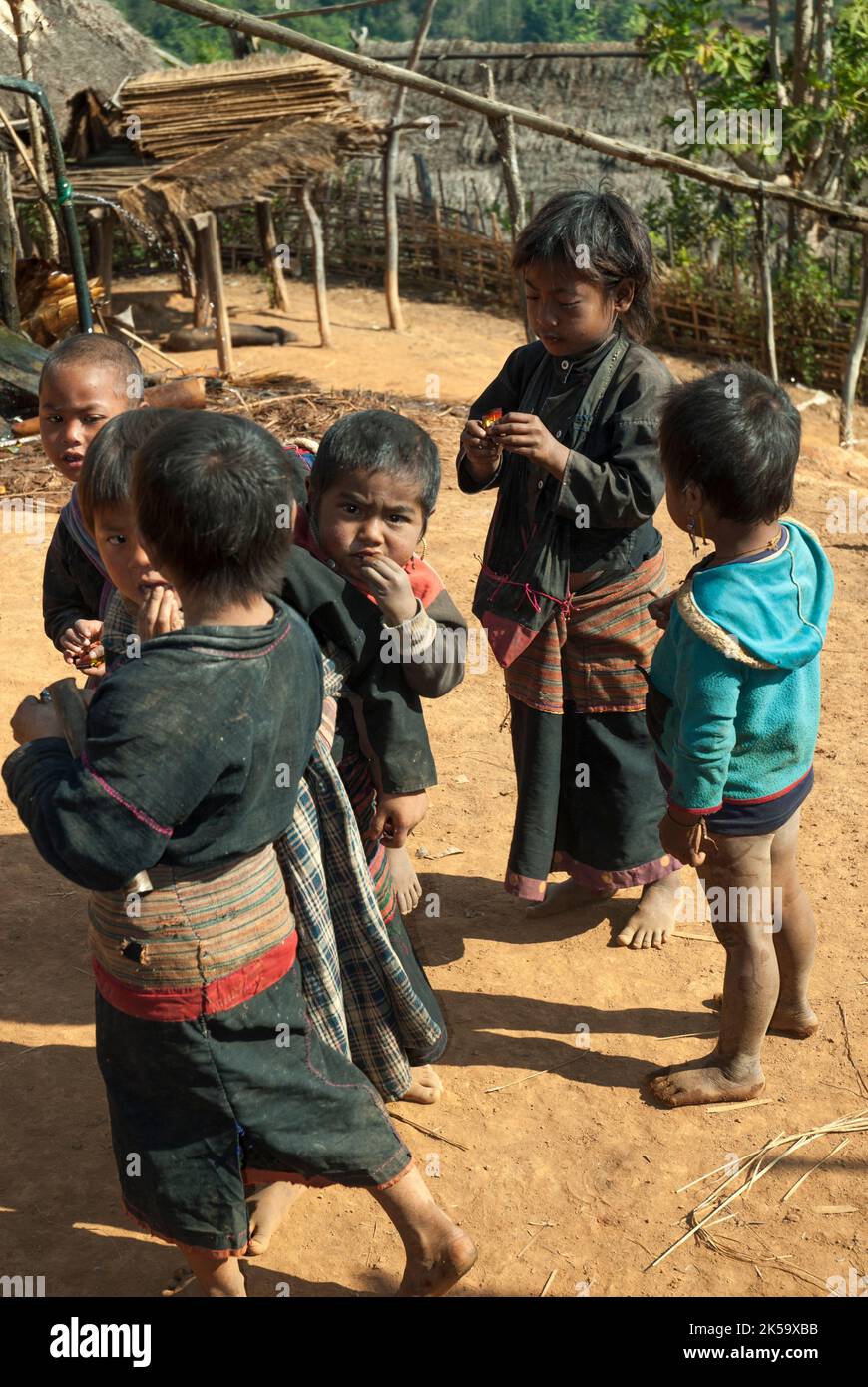 Kinder der en-Minderheit spielen in ihrem Bergstammdorf außerhalb von Kengtung, Shan State, Myanmar Stockfoto