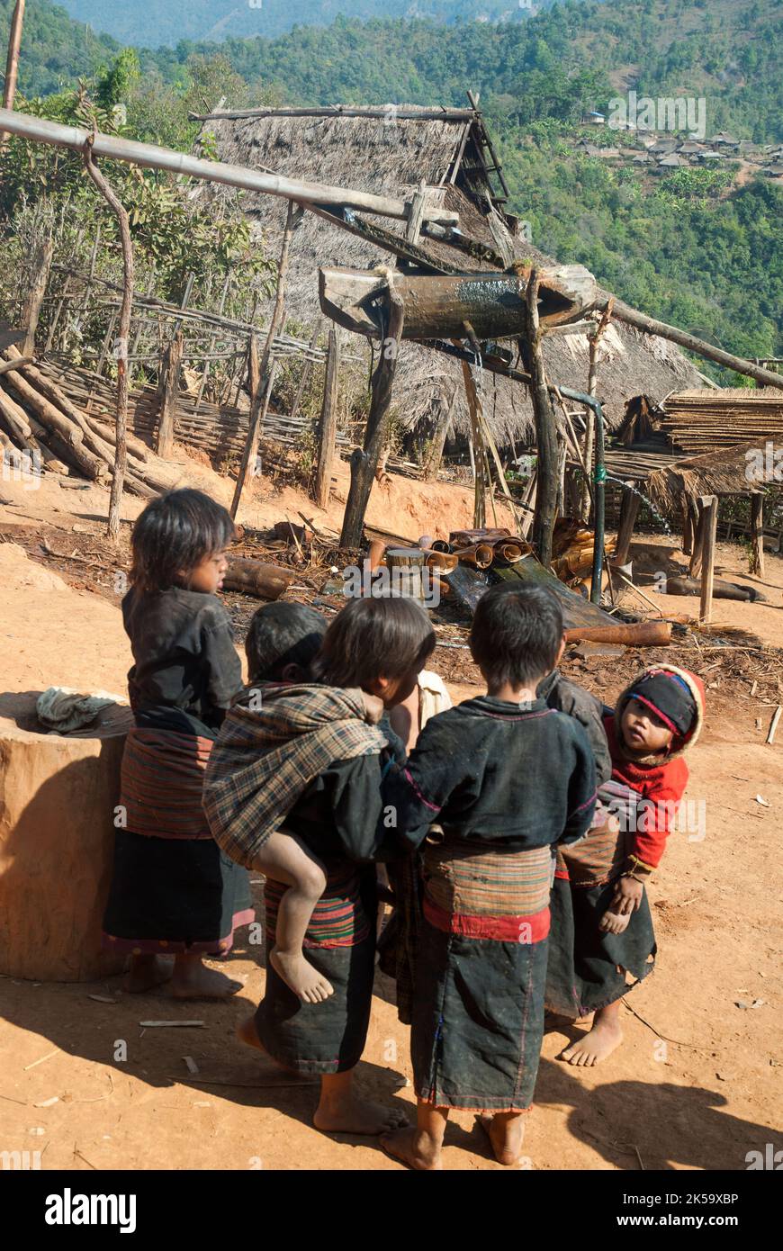 Kinder der en-Minderheit spielen in ihrem Bergstammdorf außerhalb von Kengtung, Shan State, Myanmar Stockfoto