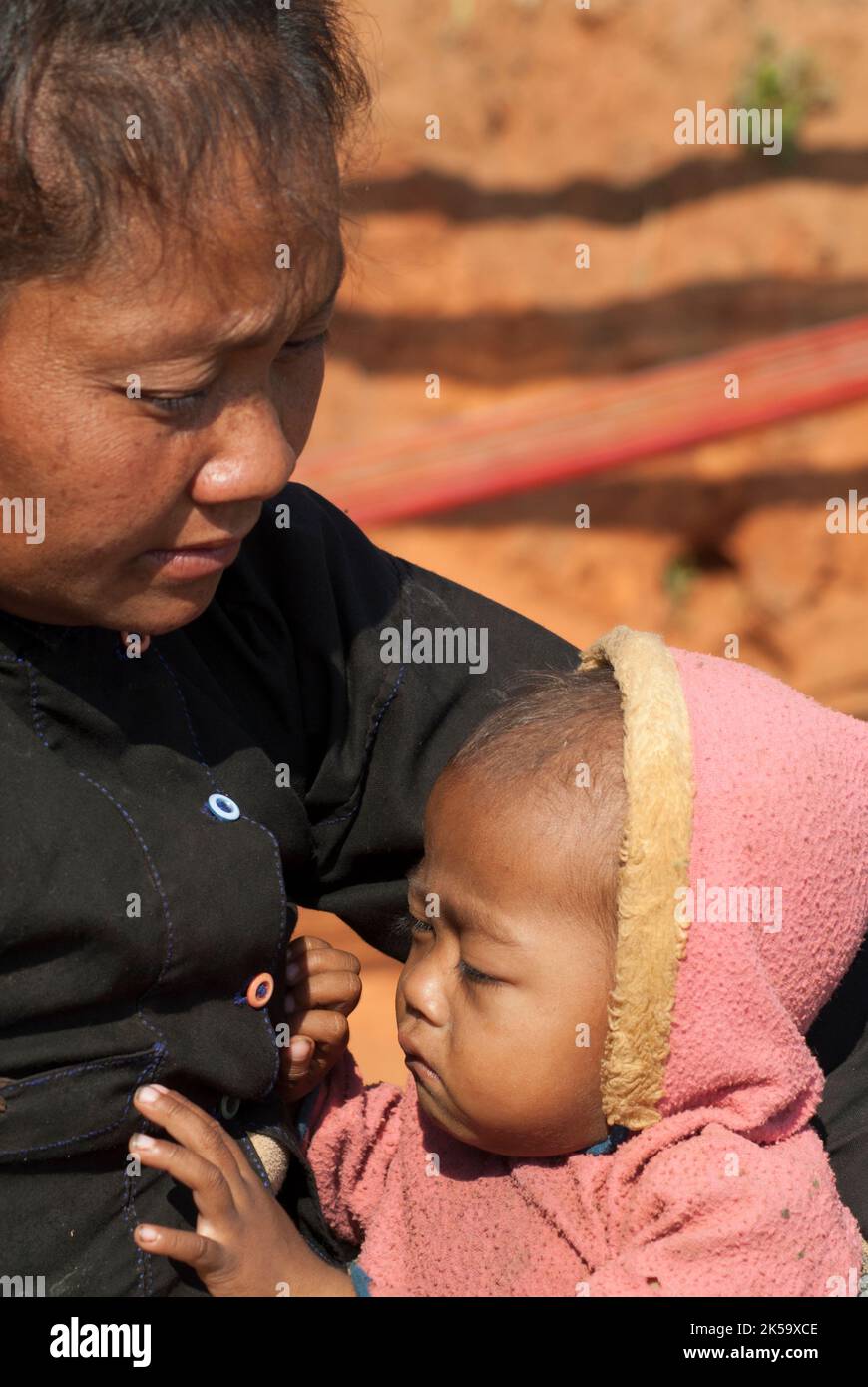 Eng Minority Woman pflegt ihr Kleinkind in ihrem Dorf außerhalb von Kengtung, Shan State, Myanmar Stockfoto