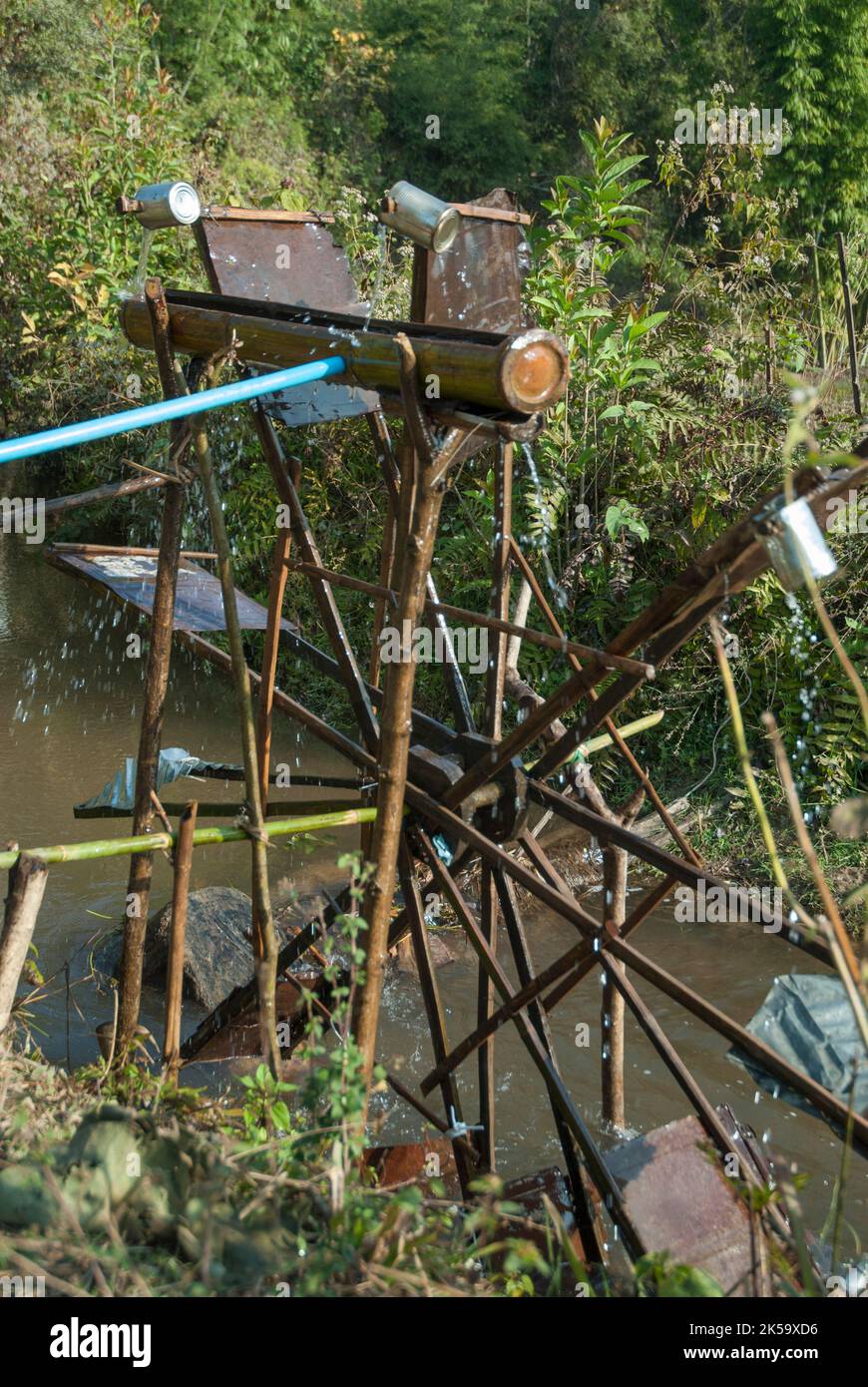 Bambuswasserrad füllt einen Irrigationskanal in einem Bergstämmiendorf außerhalb von Kengtung, Shan State, Myanmar Stockfoto