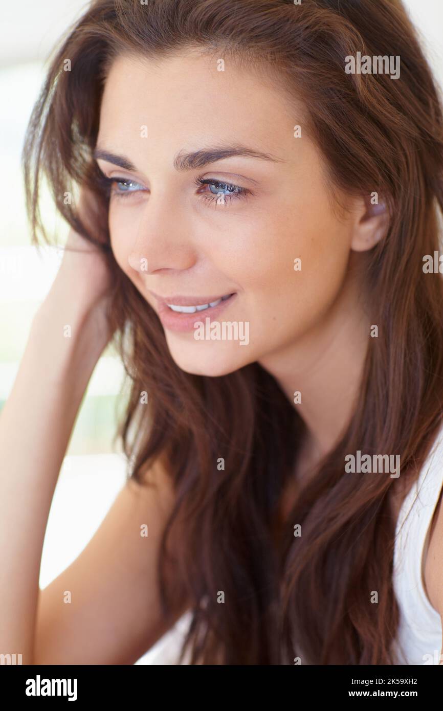 Jung und schön. Eine Profilaufnahme eines natürlichen hübschen Teenagers, das lächelt. Stockfoto