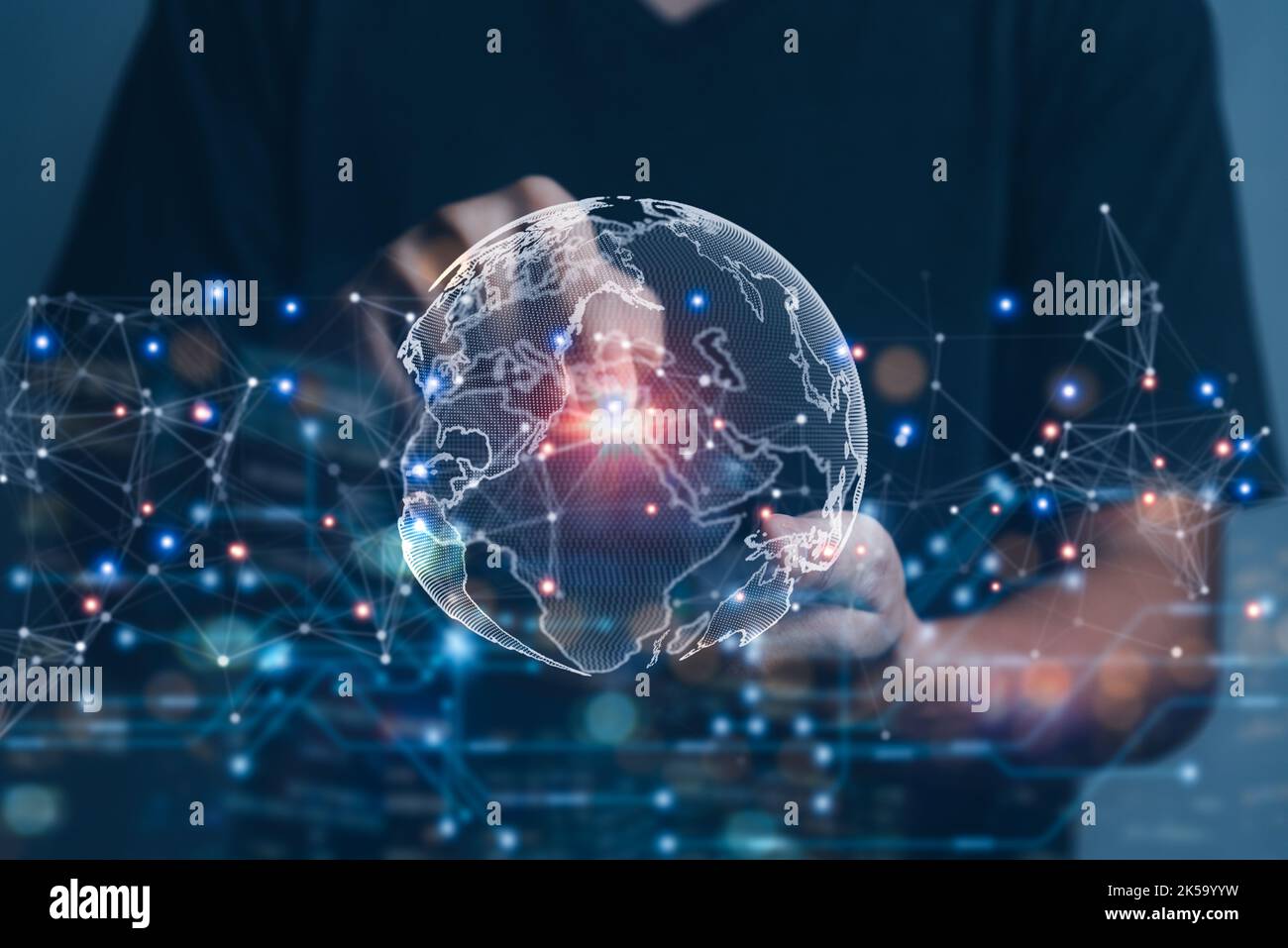 Geschäftsmann, der globale Netzwerkverbindung hält. Big Data Intelligence Analytics in der Welt Cyberspace-Technologie-Strategie.Business Economic Web trans Stockfoto