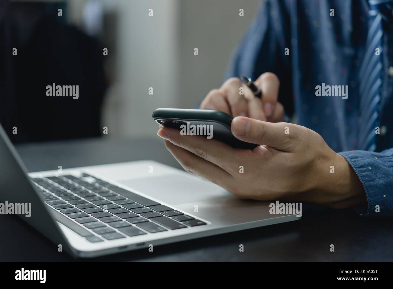 Geschäftsmann mit Smartphone Marketing Laptop Computer Business Network Manager. Mann mit Notebook Internet Online-Technologie Kommunikation. Stockfoto