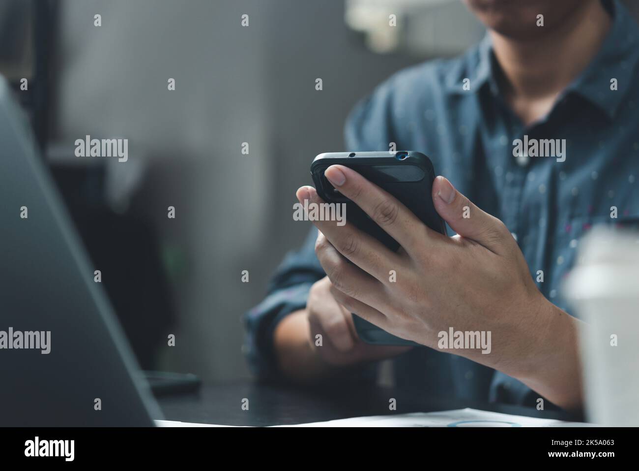 Geschäftsmann mit Smartphone Marketing Laptop Computer Business Network Manager. Mann mit Notebook Internet Online-Technologie Kommunikation. Stockfoto