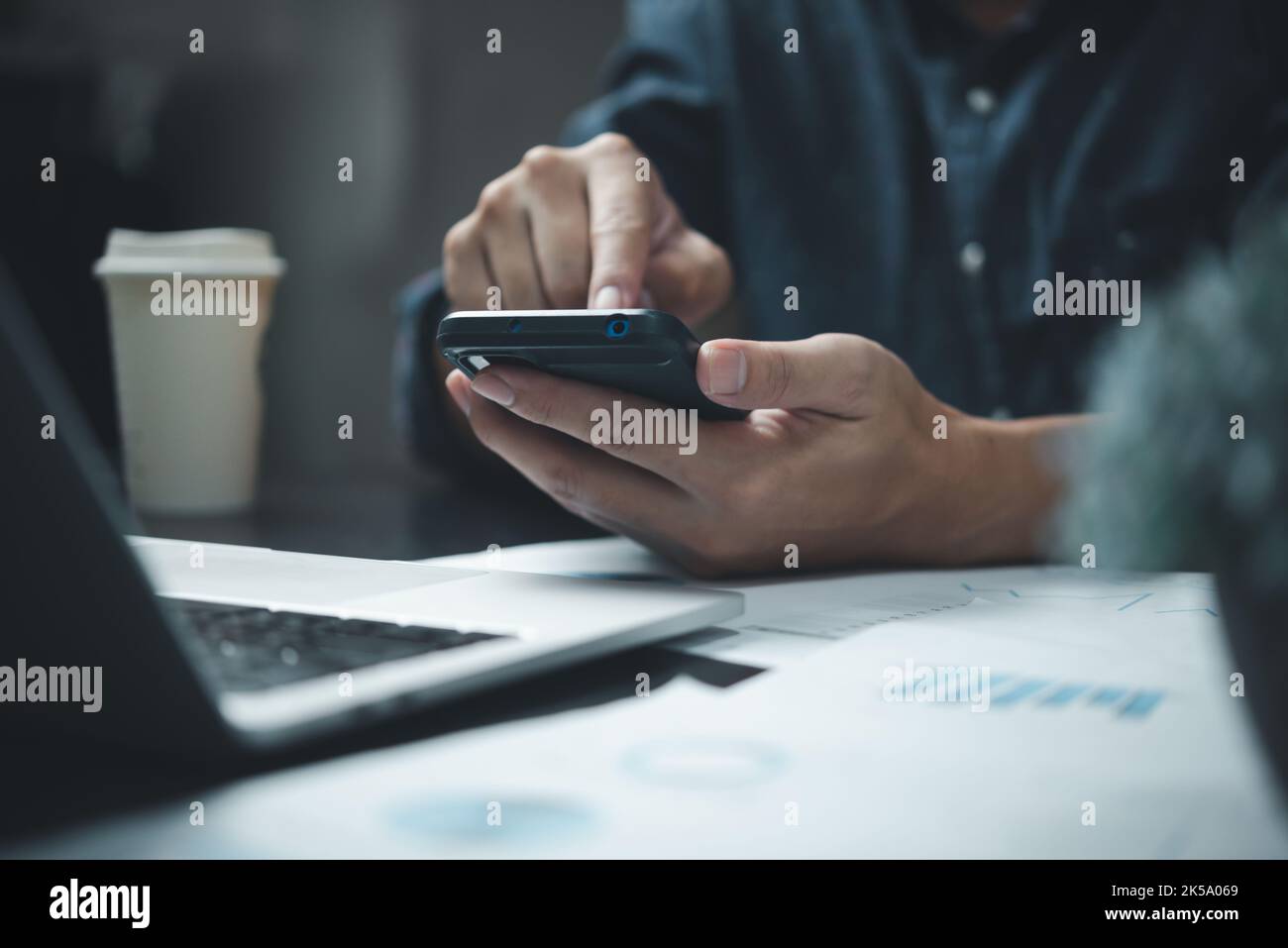 Geschäftsmann mit Smartphone Marketing Laptop Computer Business Network Manager. Mann mit Notebook Internet Online-Technologie Kommunikation. Stockfoto