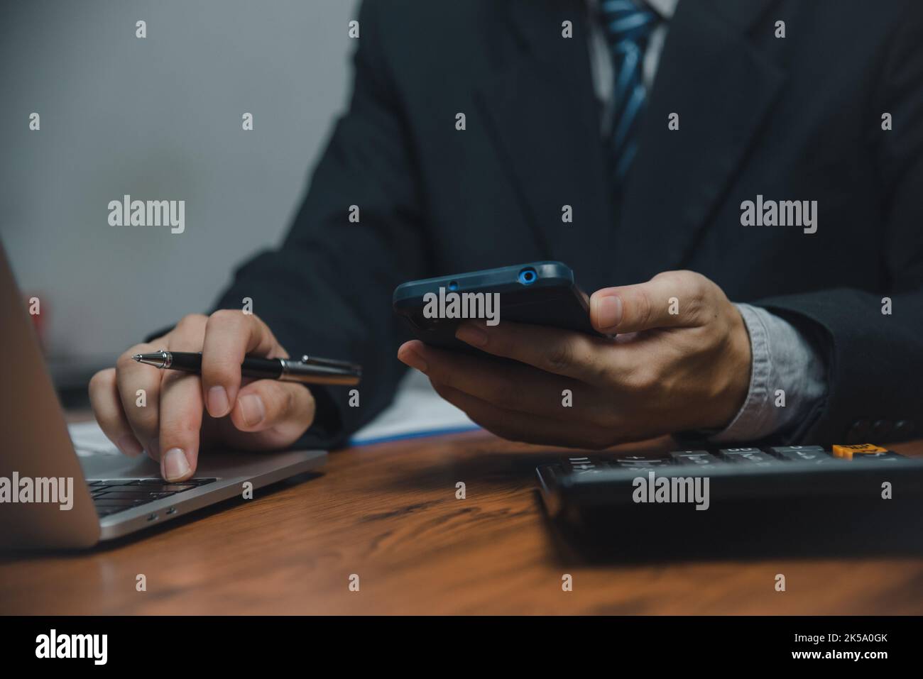 Geschäftsmann mit Smartphone Marketing Laptop Computer Business Network Manager. Mann mit Notebook Internet Online-Technologie Kommunikation. Stockfoto
