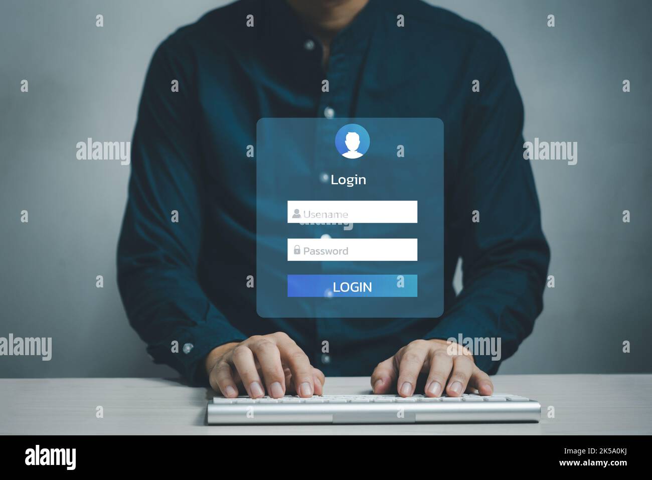 Mann mit Tastatur Computer Login-Schnittstelle auf Touchscreen. Benutzernamen und Passwort-Eingaben auf virtuellen digitalen Konto online. Stockfoto