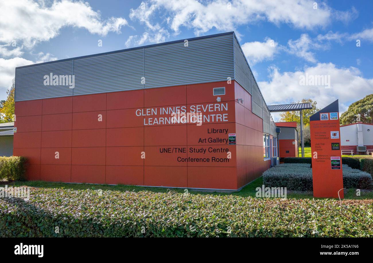 Das Glen Innes Severn Learning Center umfasst die Bibliothek, das Konferenzzentrum, die Kunstgalerie und DAS UNE/TNE-Studienzentrum. Stockfoto