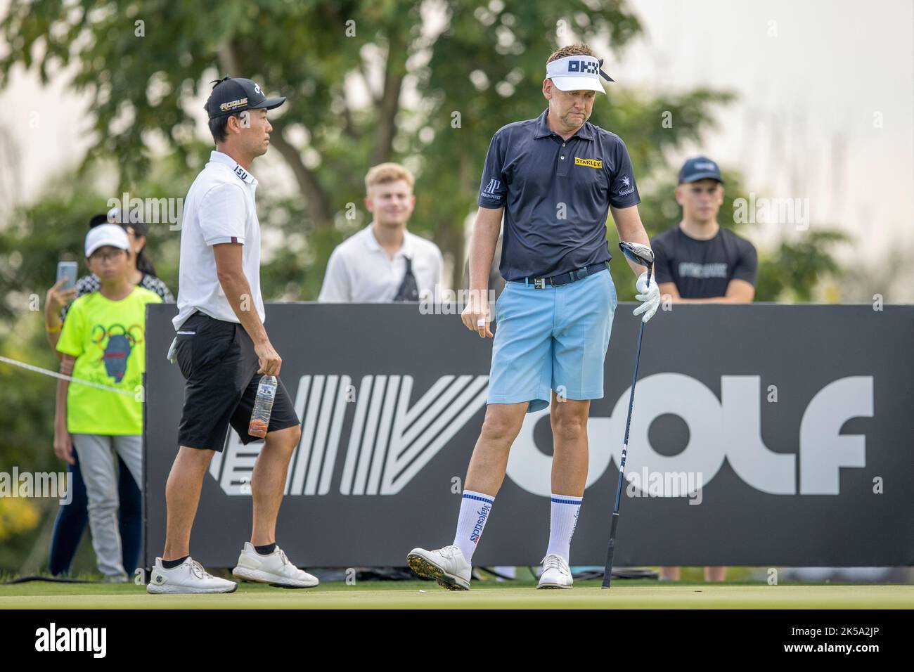 BANGKOK, THAILAND - 7. OKTOBER: Ian Poulter aus England auf Loch 8 während der ersten Runde auf dem LIV GOLF INVITATIONAL BANGKOK auf dem Stonehill Golf Course am 7. Oktober 2022 in Bangkok, THAILAND (Foto von Peter van der Klooster/Alamy Live News) Stockfoto