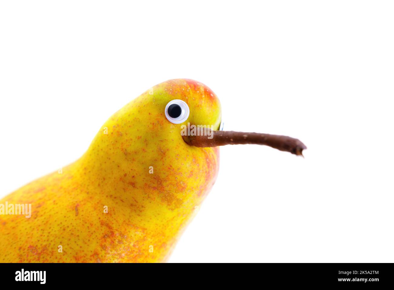 Lustige Birne-Figur mit schönen Augen, die einem Kiwi-Vogel ähneln, der um die Ecke schaut, isoliert auf weißem Hintergrund. Stockfoto