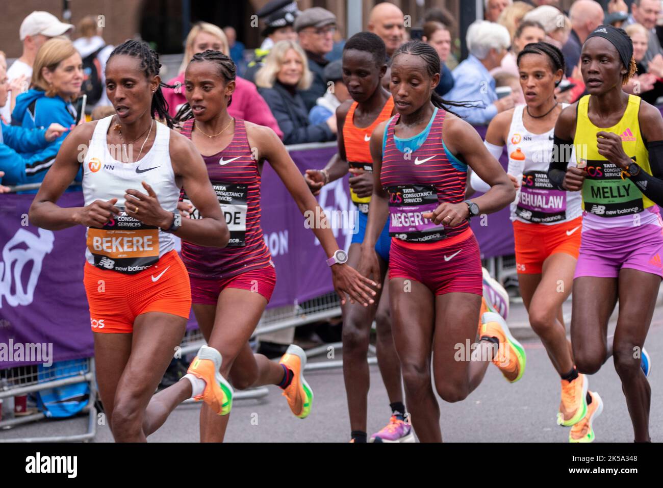 Spitzengruppenrennen beim TCS London Marathon 2022 Elite Women's Race in Tower Hill, City of London, Großbritannien. Ashete Bekere, Alemu Megertu. Weibliche Athleten Stockfoto