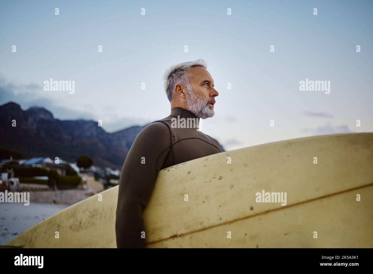 Surfer, Strand und alter Mann mit Surfbrett, um mit Freiheit und Meereswellen in Brasilien im Freien zu surfen. Sport, Touristen und Senioren in Stockfoto