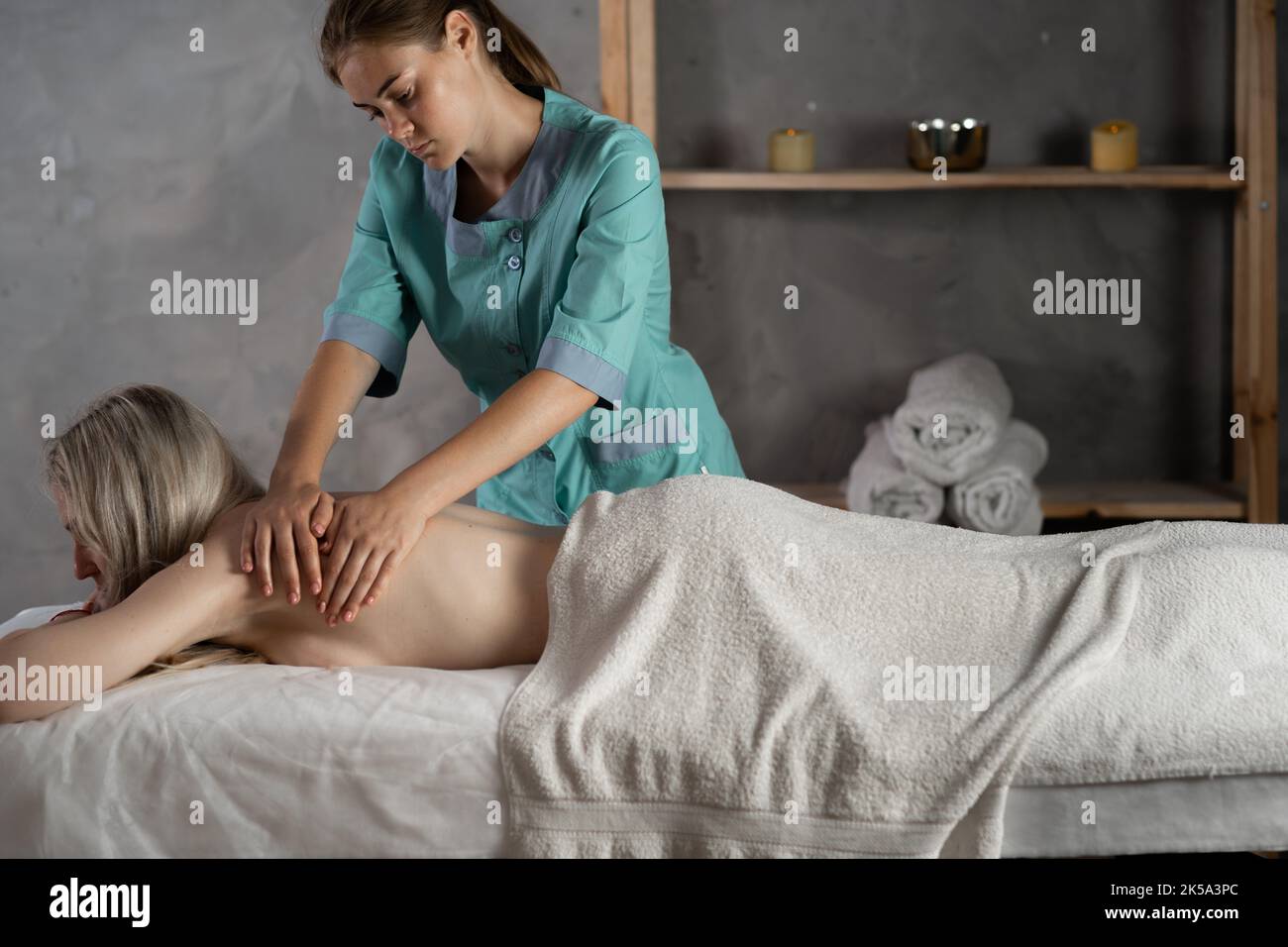 Frau Im Spa. Schöne Frau Bekommen Spa-Behandlung. Massage. Rückenmassage im Spa-Salon. Schönheit Stockfoto