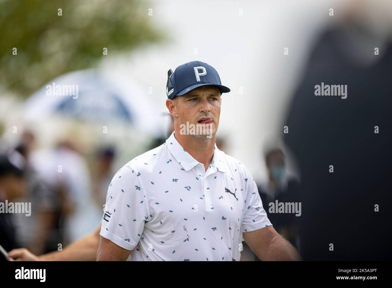 BANGKOK, THAILAND - 7. OKTOBER: Bryson DeChambeau der Vereinigten Staaten von Amerika auf Loch 8 während der ersten Runde auf dem LIV GOLF INVITATIONAL BANGKOK auf dem Stonehill Golf Course am 7. Oktober 2022 in Bangkok, THAILAND (Foto von Peter van der Klooster/Alamy Live News) Stockfoto