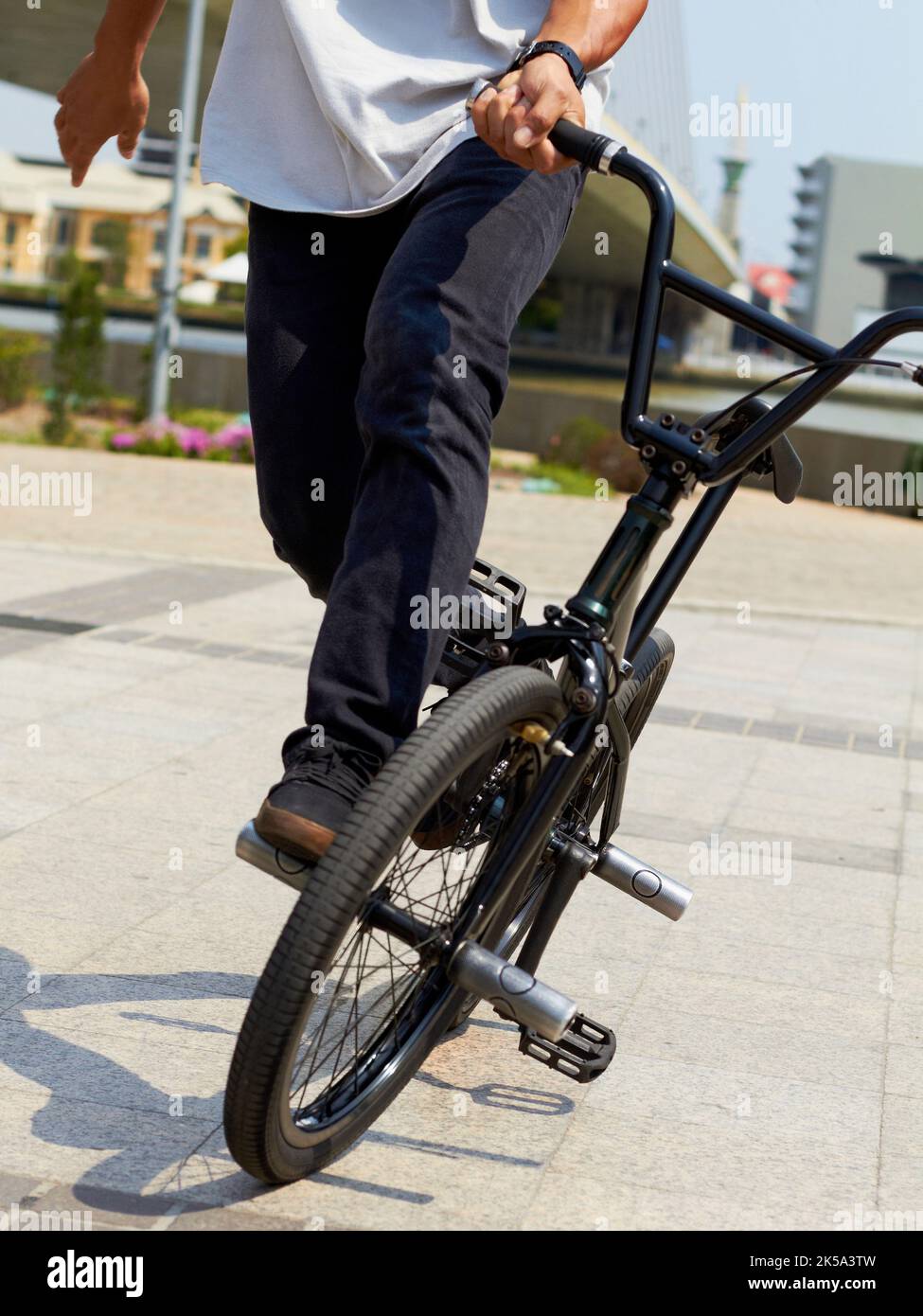 Zeigt sein Können. Eine abgeschnittene Ansicht eines Radfahrers, der einen Trick auf seinem Fahrrad macht. Stockfoto