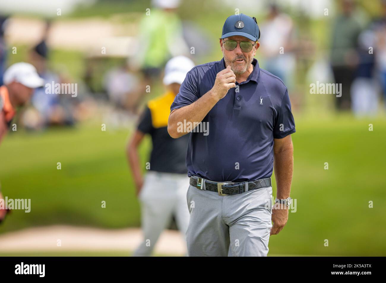 BANGKOK, THAILAND - 7. OKTOBER: Phil Mickelson aus den Vereinigten Staaten von Amerika auf Loch 7 während der ersten Runde auf dem LIV GOLF INVITATIONAL BANGKOK auf dem Stonehill Golf Course am 7. Oktober 2022 in Bangkok, THAILAND (Foto: Peter van der Klooster/Alamy Live News) Stockfoto