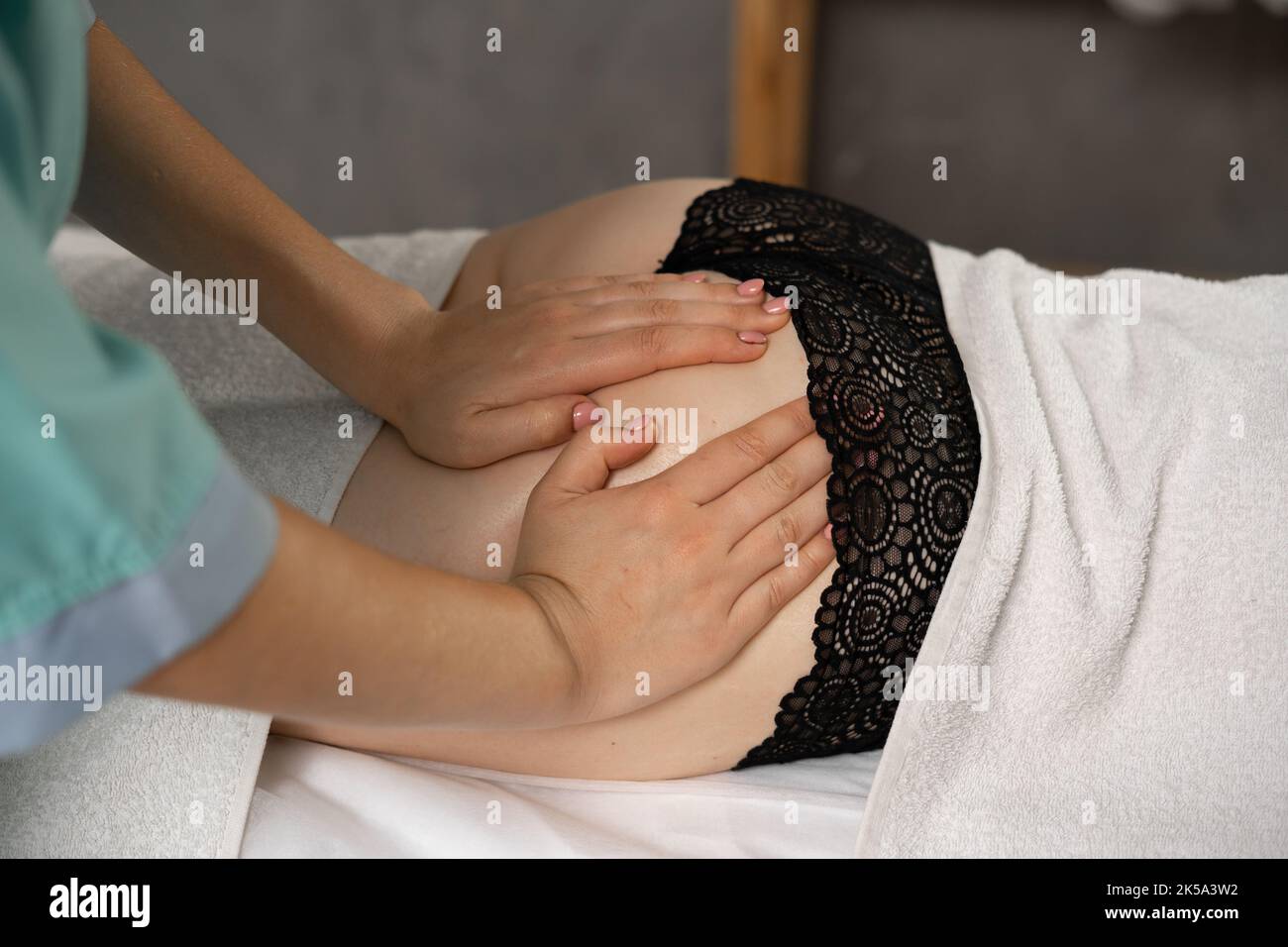 Anti-Cellulite-Massage im Spa-Salon, Nahaufnahme. Perfekte Schönheit der Haut Stockfoto