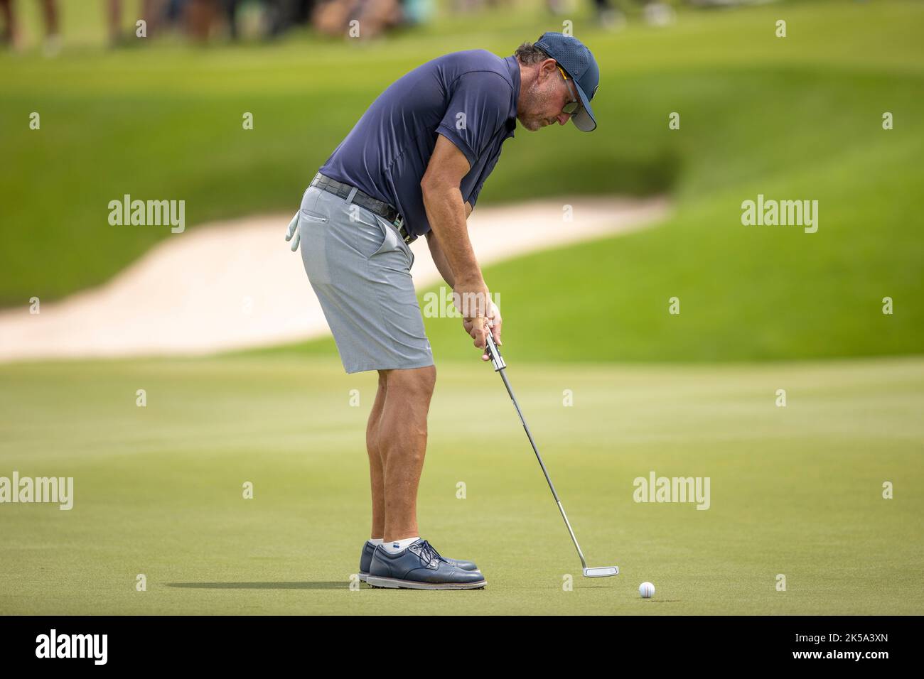 BANGKOK, THAILAND - 7. OKTOBER: Phil Mickelson aus den Vereinigten Staaten von Amerika auf Loch 7 während der ersten Runde auf dem LIV GOLF INVITATIONAL BANGKOK auf dem Stonehill Golf Course am 7. Oktober 2022 in Bangkok, THAILAND (Foto: Peter van der Klooster/Alamy Live News) Stockfoto