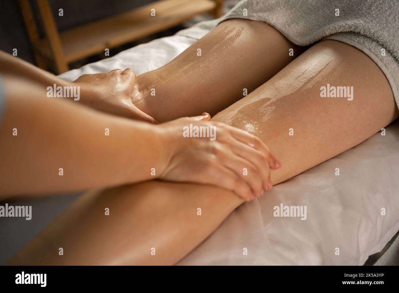 Körperpflege. Nahaufnahme der Beine einer jungen Frau, die in einem Spa-Salon eine Massage erhält. Hautpflege, Wellness-Konzept. Anti-Cellulite-Spa-Behandlung. Stockfoto