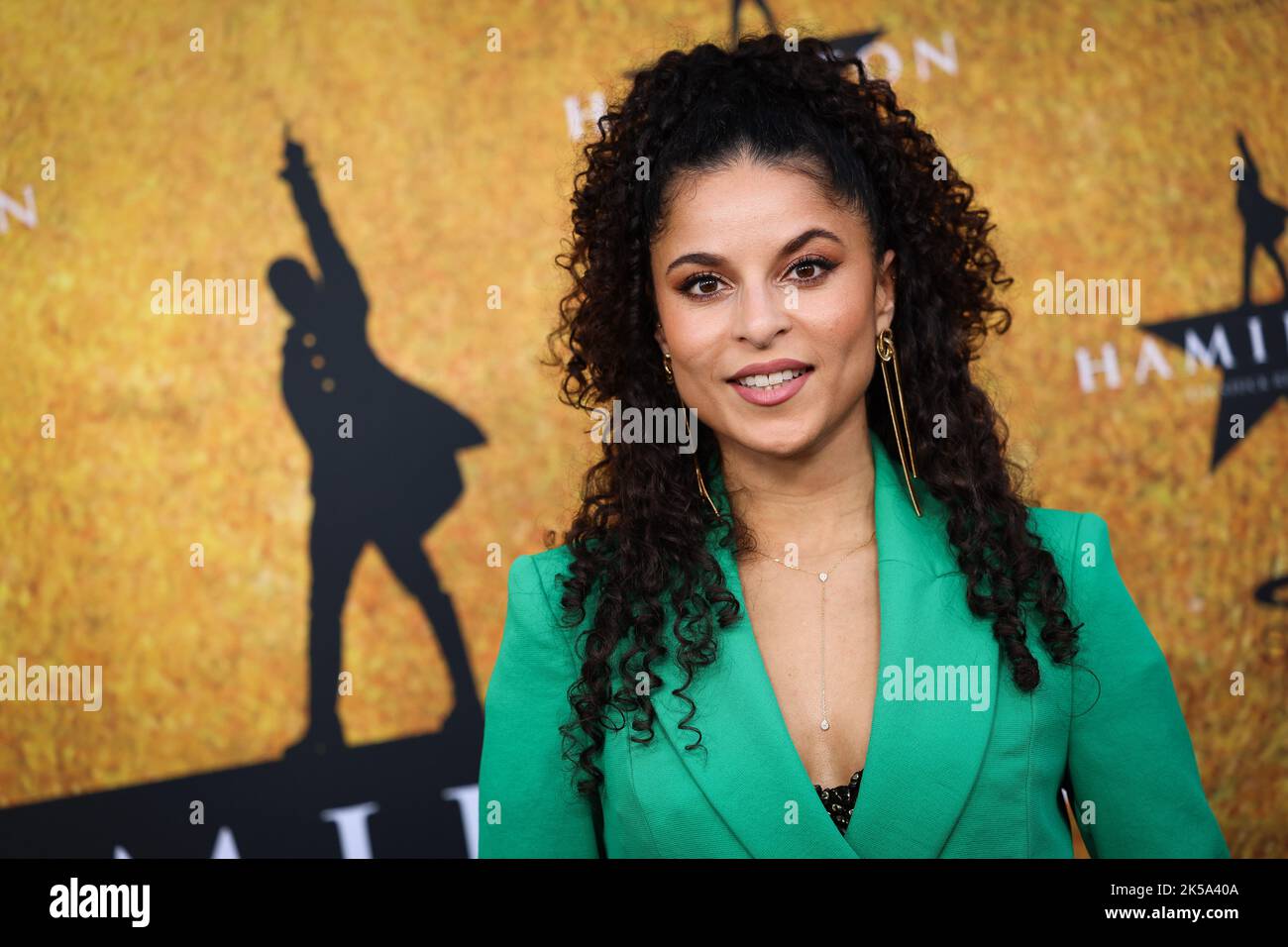 Hamburg, Deutschland. 06. Oktober 2022. Patricia Meeden, Schauspielerin und Musikerin, kommt auf den roten Teppich zur deutschen Premiere des Musicals 'Hamilton' im Operettenhaus Hamburg. Quelle: Christian Charisius/dpa/Alamy Live News Stockfoto Hamburg, Deutschland. 06. Oktober 2022. Patricia Meeden, Schauspielerin und Musikerin, kommt auf den roten Teppich zur deutschen Premiere des Musicals 'Hamilton' im Operettenhaus Hamburg. Quelle: Christian Charisius/dpa/Alamy Live News Stockfoto