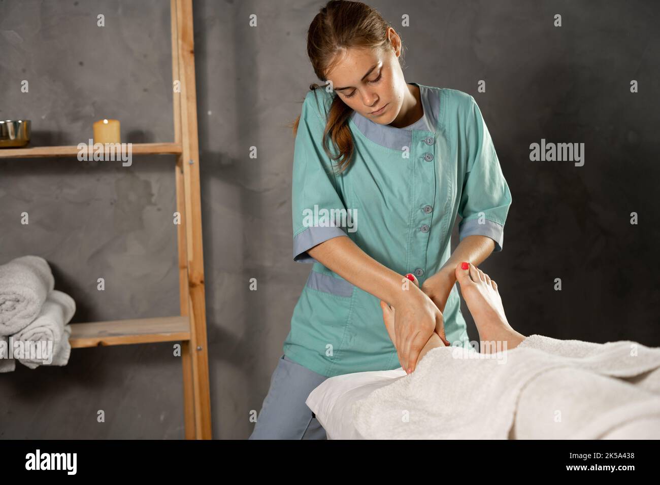 Fußmassage im medizinischen Spa, Masseur macht eine Fußmassage für Frau Stockfoto